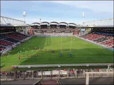 C'était le domicile de l'équipe LOU Rugby (Lyon olympique universitaire). Il a une capacité d'environ 35 000 places. Quel est son nom ?