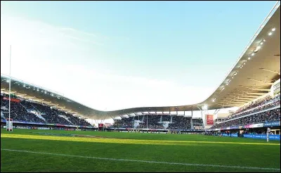 C'est le stade du Montpellier Hérault rugby (MHR). Il a une capacité d'environ 14 000 places. Quel est son nom ?