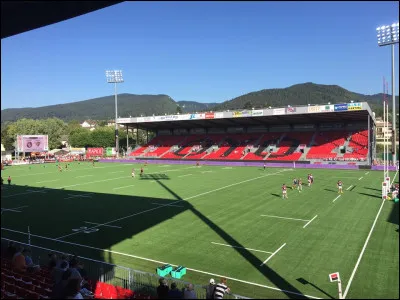 C'est le stade de l'Union sportive Oyonnax rugby (USO). Il est doté d'une capacité d'environ 11 000 places. Quel est son nom ?