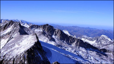 Dans quel pays se situe le pic d'Aneto où les glaciers sont en voie de disparition ?