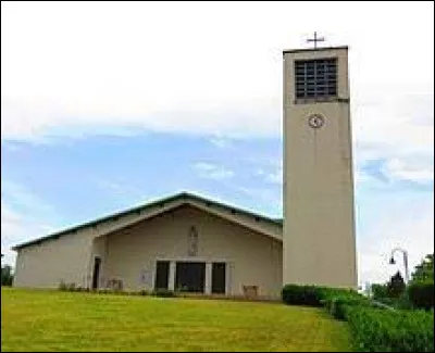 Nous sommes devant l'église Saint-Matthieu, à Loupershouse. Commune de l'aire d'attraction Sarregueminoise, elle se situe dans le département ...