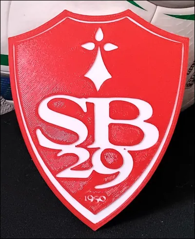 Comment s'appelle le club qui représente la ville la plus à côté de la plaque de France ?