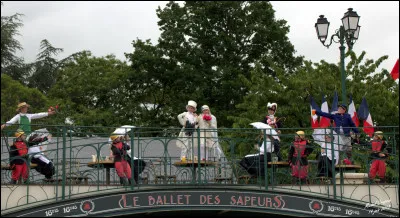 ''Le Ballet des Sapeurs'' est joué uniquement par :
