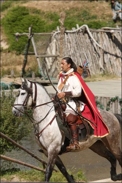 Comment se nomme le jeune chevalier dans ''Les Vikings'' dont le mariage est interrompu ?