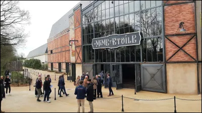 Quel est le nom du bâtiment dans lequel est joué "Le Mime et l'Étoile" ?