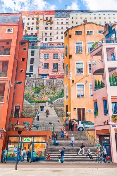 Vous décidez de vous rendre dans un quartier totalement différent. Vous choisissez le quartier de la Croix-Rousse, qui se situe à Lyon...