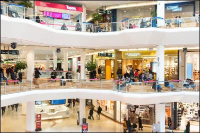 Votre promenade est pratiquement terminée ! Vous décidez d'aller manger un petit bout au centre commercial ''Westfield La Part-Dieu''. J'attends une nouvelle fois une réponse de votre part...