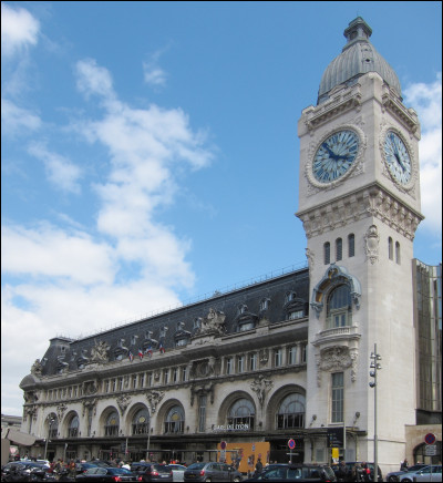 Vous prenez votre train pour aller à Lyon, et vous arrivez à cette gare nommée ''Gare de Lyon''.