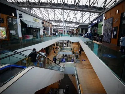 Vous sortez immédiatement de la gare et décidez de vous rendre au centre commercial ''Confluence'', qui...