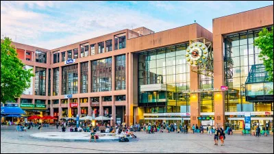 Vous attendez un ami, qui lui est descendu à une autre gare que la vôtre. Il est descendu à la gare ''Lyon Part-Dieu''. Eh bien vous n'avez plus qu'à lui dire...
