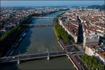Après votre petite promenade au centre commercial, vous avez un besoin irrépressible de vous promener le long d'un fleuve. Vous choisissez le fleuve de la Garonne...