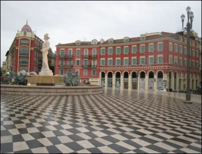 Après avoir fait les magasins avec votre ami, vous décidez d'aller vous reposer sur la place Masséna, que vous pouvez voir sur cette image. Que me répondez-vous ?