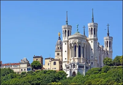 Comme vos mollets sont bien développés, votre ami et vous décidez de monter au sommet de la ville, où vous verrez la basilique Notre-Dame de Fourvière. Que me répondez-vous ?