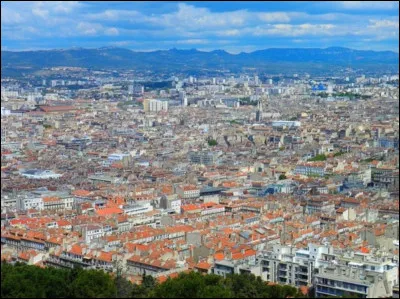 Le quartier Fourvière nous permet d'avoir une vue magnifique sur toute la ville de Lyon, cependant...
