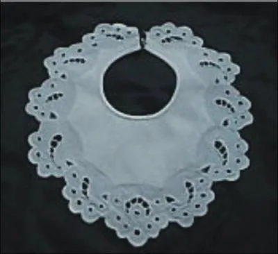 Vers quelle poque sont apparus les bavoirs comme celui-ci ?