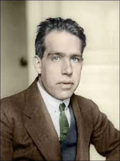 Quelle est la nationalité de Niels Bohr, connu pour son apport à l'édification de la mécanique quantique ?