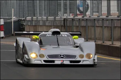 Quelle est la voiture qui s'envola dans les airs en 1999 ?