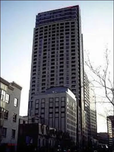 Le 400 Sherbrooke Ouest est un gratte-ciel de 120 m de haut et comptant 37 étages. Dans quelle ville du Canada se situe cet édifice ?