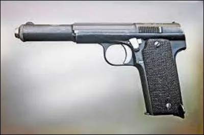 L'Astra mod.400 est un pistolet semi-automatique simple action développé en 1920. En 1921, quelle armée sera équipée de cette arme ?