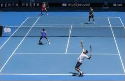 La surface d'un terrain de tennis est-elle la même en simple et en double ?