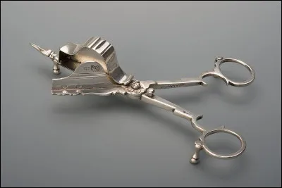 Quel est le nom de cet ancien instrument destiné à tailler la mèche brûlée dune bougie ?