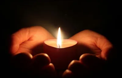 Quel chanteur est l'auteur-compositeur et interprète du titre ''Chandelle'' ?