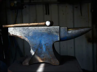 Quel dieu a pour attribut l'enclume ?