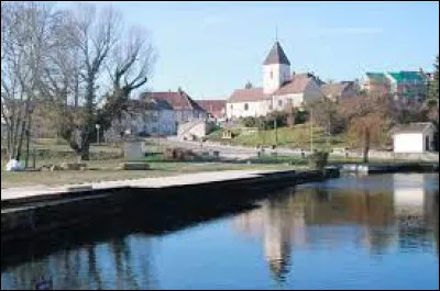 Village Côte-d'Orien, Norges-la-Ville se situe en région ...