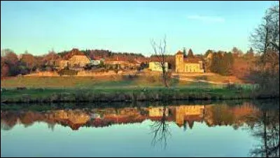 Voici une vue de Thiénans, avec son reflet dans la rivière Ognon. Village de l'ancienne région Franche-Comté, il se situe dans le département ...