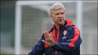 Pouvez-vous nommer cet ancien entraîneur et joueur de football qui occupe actuellement le poste de chef du développement mondial du football à la FIFA  ?