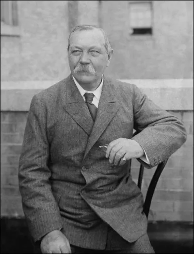 Cet écrivain a créé la célèbre série policière "Sherlock Holmes". Il s'appelle...