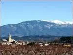 Petite ville de la valle de l'Auzon connue pour son gypse. De son cimetire cltur par 66 sarcophages, on a une vue magnifique sur les Dentelles de Montmirail et le Ventoux.