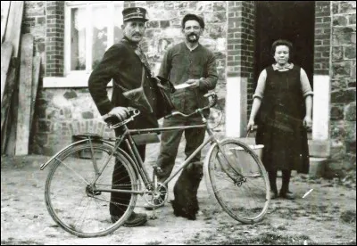 Quel est le métier de l'homme le plus à gauche de la photo ?