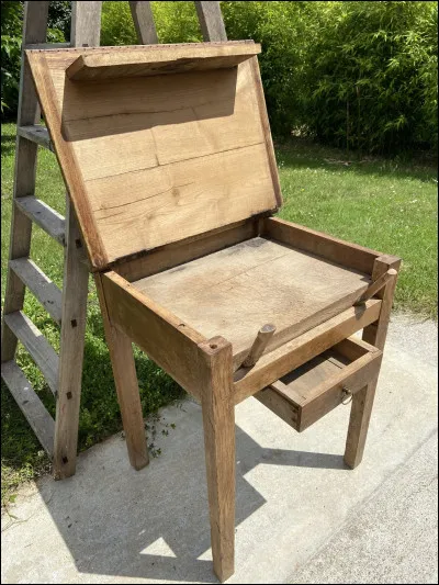 Quel professionnel utilisait ce meuble en bois ?