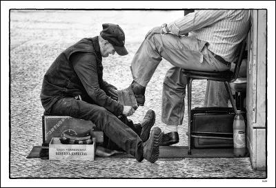 Quel est le métier effectué par l'homme à gauche de la photo ?