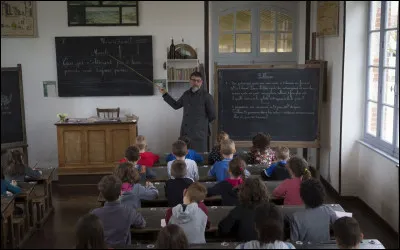 Quel est le métier effectué par l'homme qui tient la baguette en bois ?