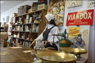 Quel est le métier effectué par la femme derrière le comptoir ?