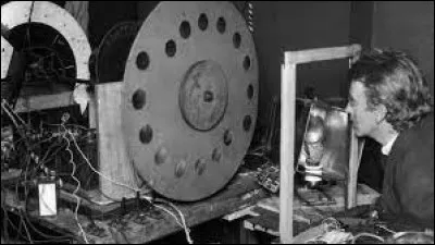 Médias et Divertissements : De quelle nationalité était John Logie Baird, considéré comme l'inventeur de la télévision ?
