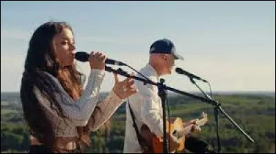 De quelle chanson sont les paroles " moi je m'amuse je danse et je conteste parfois, moi je ris, je rêve et je memmêle parfois " ?