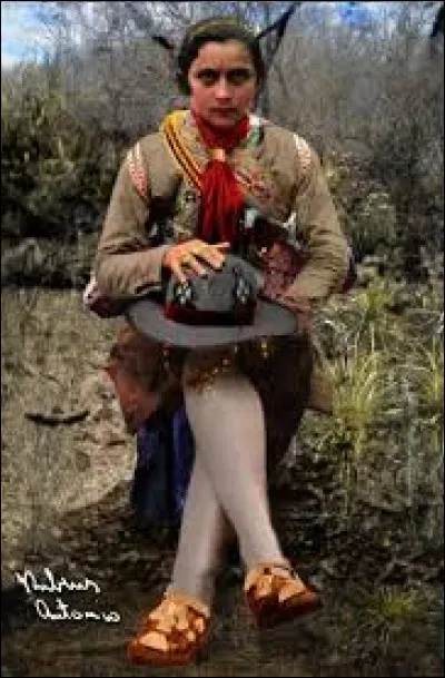 De quelle chanson sont les paroles "elle dansait le soir dans son fourreau noir, La Bahiana de la Joliette, obscure Diva de tous les forçats " ?