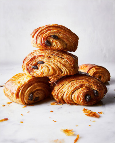 Comment le boulanger range-t-il ses pains au chocolat ?