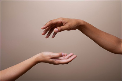 Qu'est-ce que tu peux tenir dans ta main droite, mais pas dans ta main gauche ?