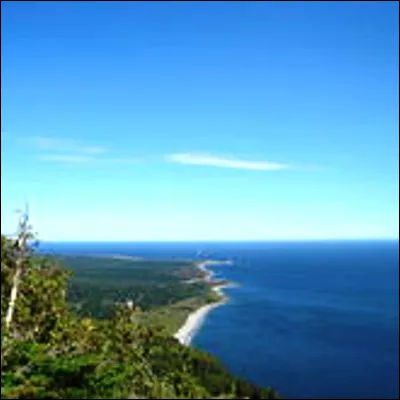 Quel navigateur français a donné au territoire entourant le golfe du Saint-Laurent le nom de Canada ?