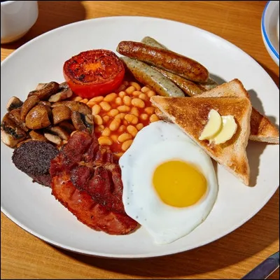 Quel élément dun petit déjeuner anglais doit son nom à un verbe du vieux français signifiant "griller" ?