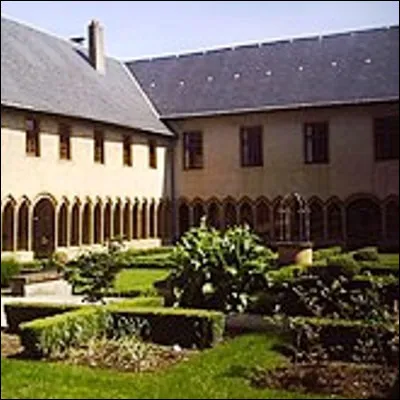 En architecture, comment appelle-t-on un espace à lintérieur dun édifice, comme une prison ou un monastère, utilisé pour la promenade des personnes qui y résident ?