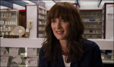 Elle est la mère de Will et Jonathan, et son rôle devient crucial dès le début de la série lorsque Will disparaît. Qui est-ce ?