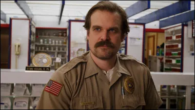 Interprété par l'acteur David Harbour, il est le chef de police de la ville de Hawkins. Il devient un personnage emblématique en raison de son rôle de protecteur et de père adoptif pour Eleven. Qui est-ce ?