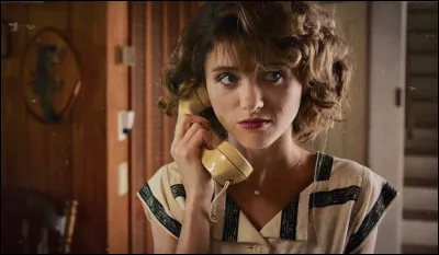 Elle est initialement présentée comme une adolescente typique, mais elle se transforme en une jeune femme déterminée et courageuse. Elle est une enquêtrice et une protectrice, cherchant la vérité derrière les mystères de Hawkins. Qui est-ce ?