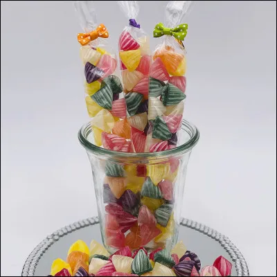 Vous possédez sur vous un paquet de 48 bonbons. Votre ami vous pique beaucoup de bonbons, tellement qu'il divise par 8 le nombre de bonbons que vous aviez au départ. Combien vous en reste-t-il ?