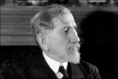 Qui est cet homme politique, directeur du journal ''L'Action française'', quotidien d'extrême droite ?